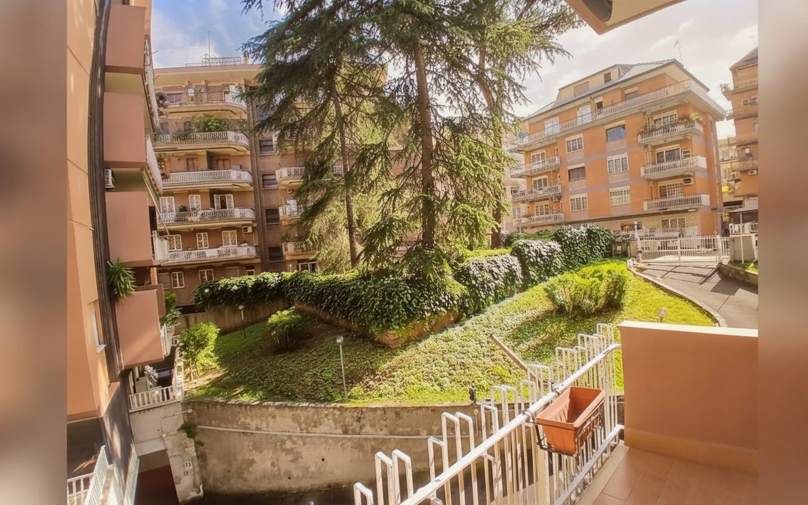 Il balcone del soggiorno, con vista sul giardino