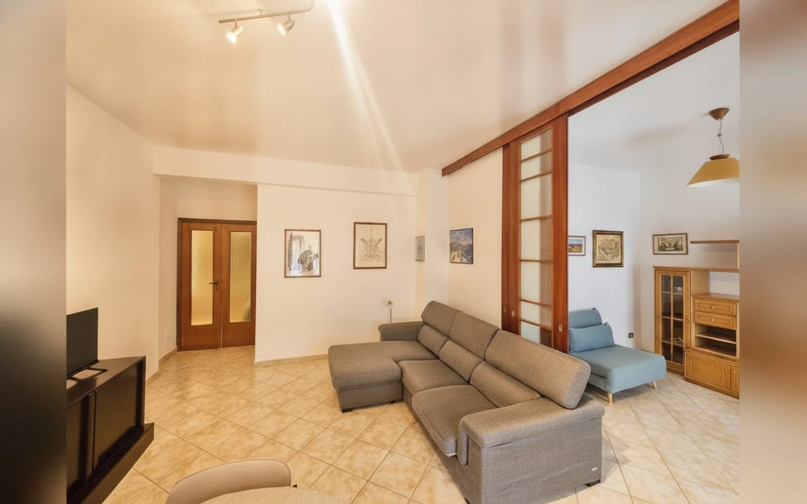 Il soggiorno doppio di Talenti Comfort Home visto dall'ingresso
