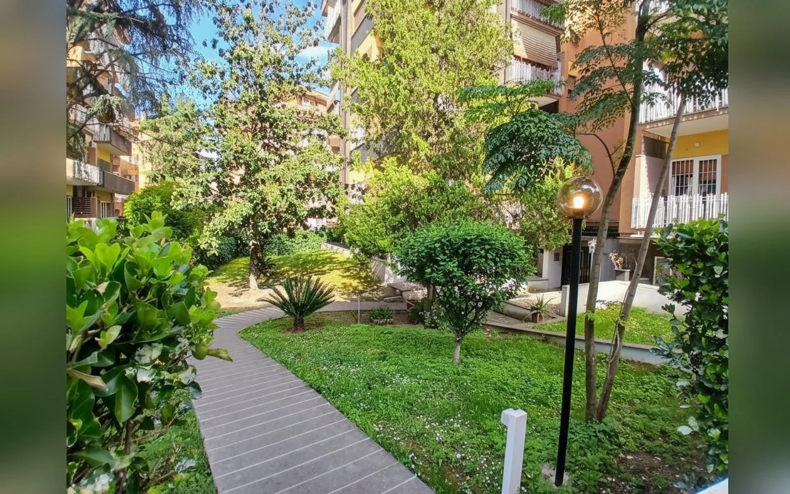 La strada davanti alla palazzina, nel quartiere Talenti