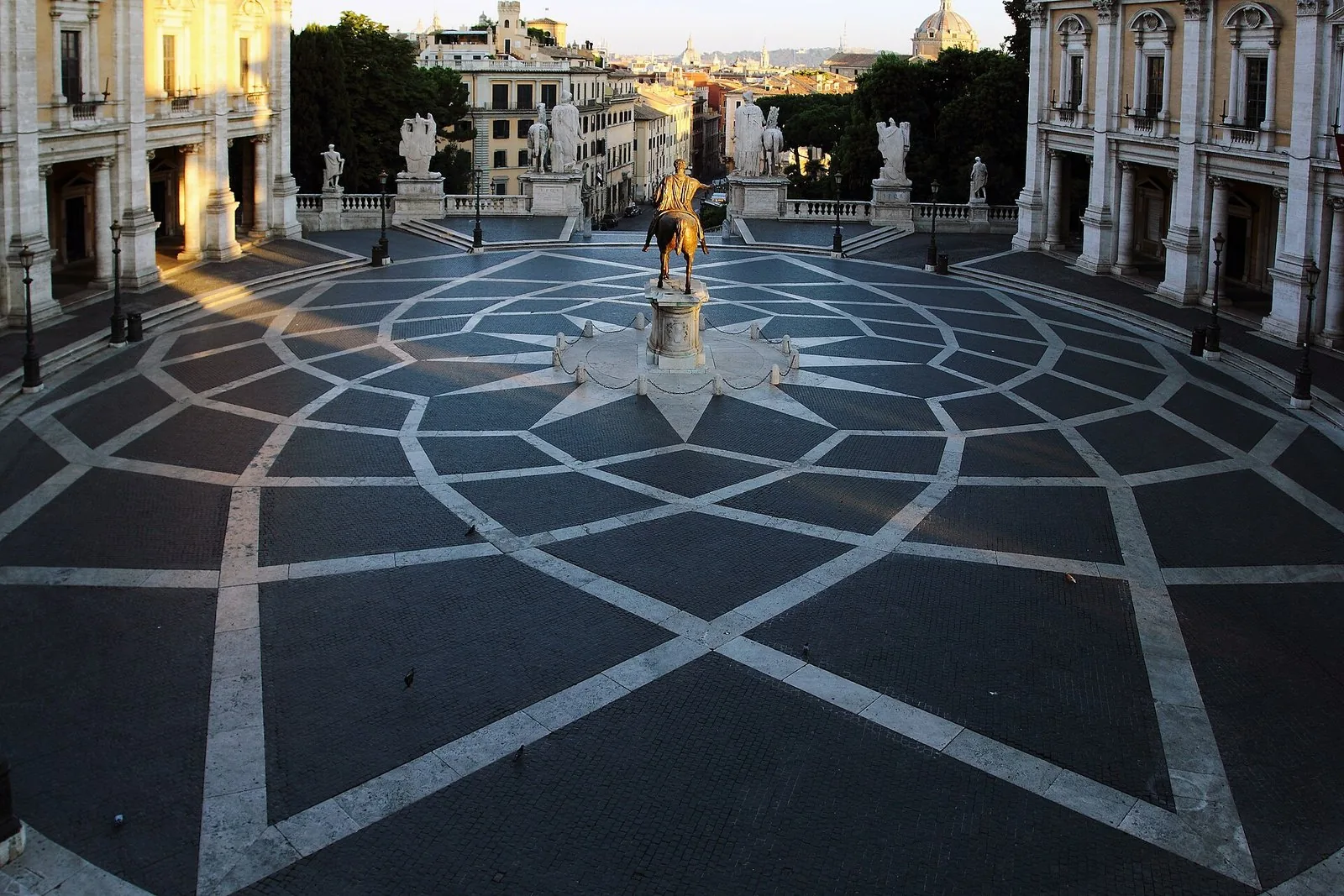 La pavimentazione stellare di Piazza del Campidoglio a Roma, disegnata da Michelangelo