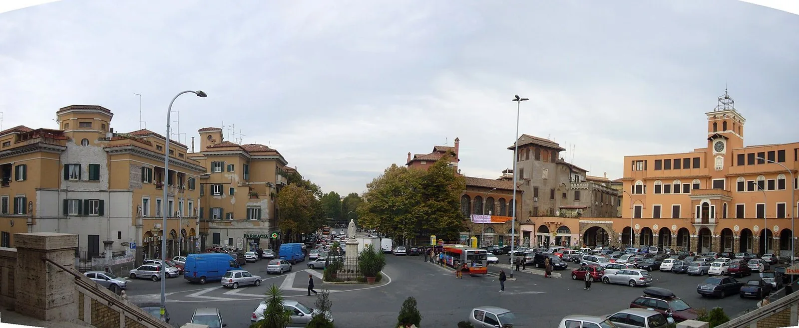 Piazza Sempione a Montesacro, a Roma, con gli edifici della città giardino sullo sfondo