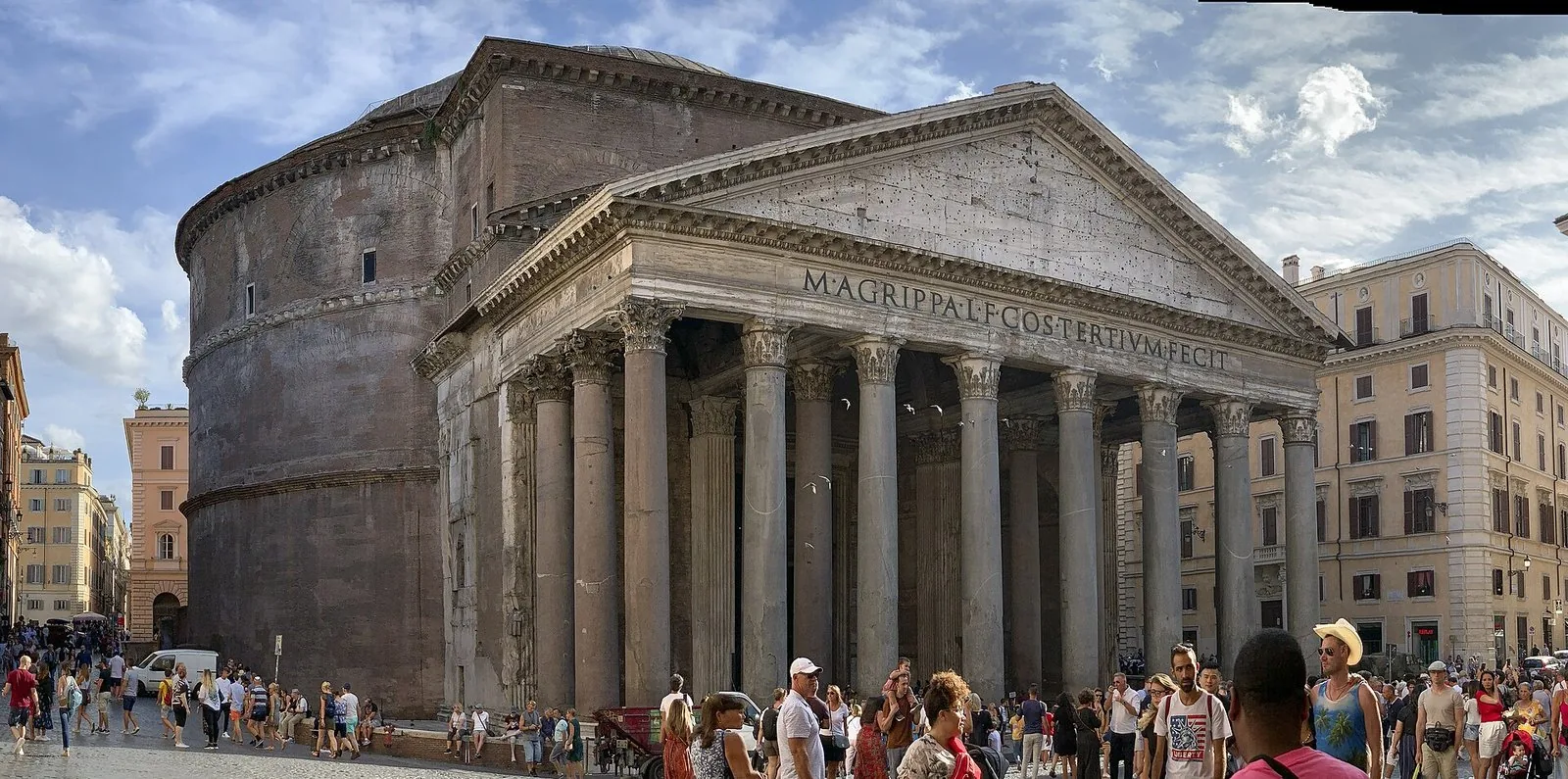 Il Pantheon di Roma e la Piazza della Rotonda, con la facciata a colonne e il portico