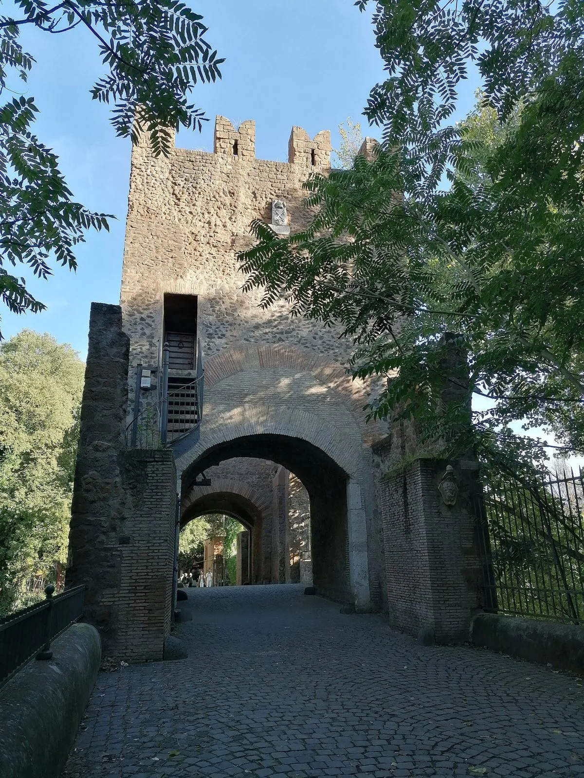 Il Ponte Nomentano a Roma, con la torre medievale fortificata che ne sovrasta l'arcata