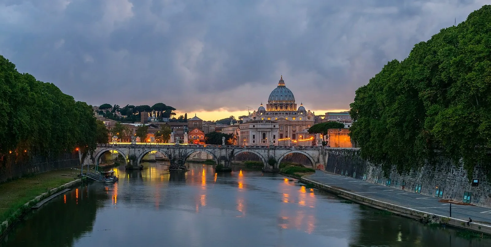 Il Tevere a Roma al tramonto, con Ponte Sant'Angelo e la cupola di San Pietro sullo sfondo