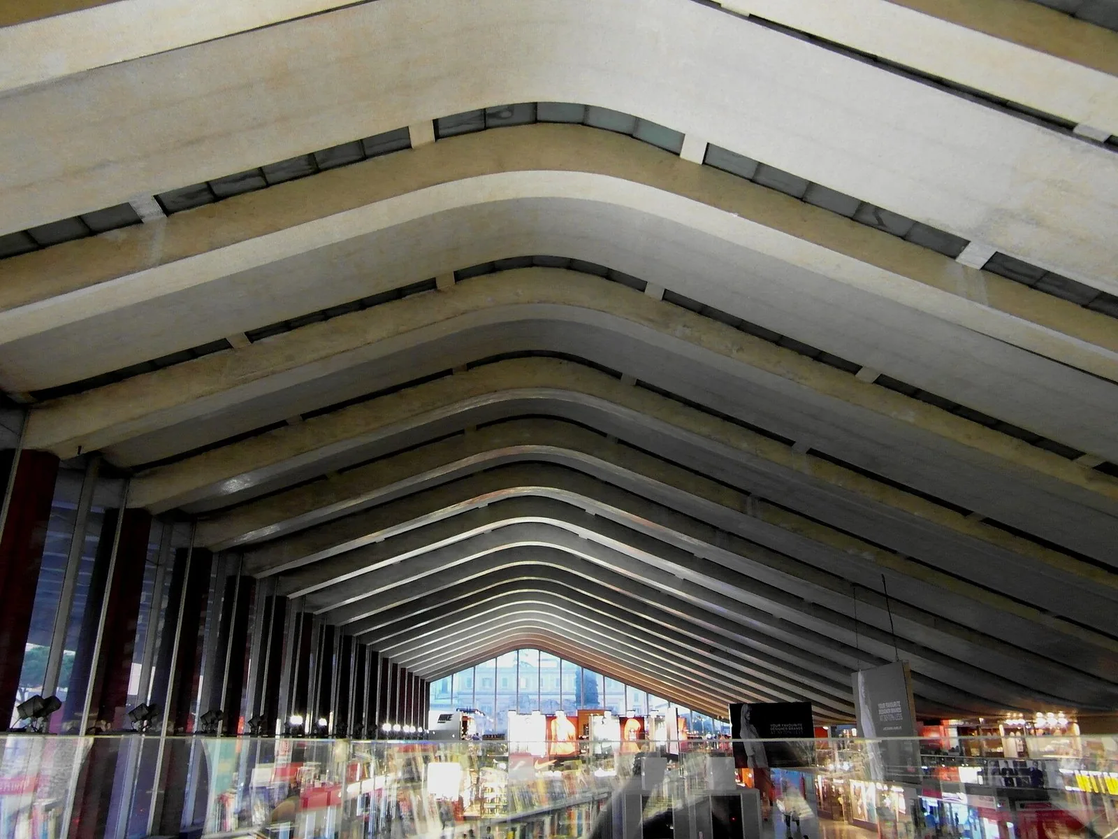 La grande tettoia della stazione di Roma Termini vista dall'interno