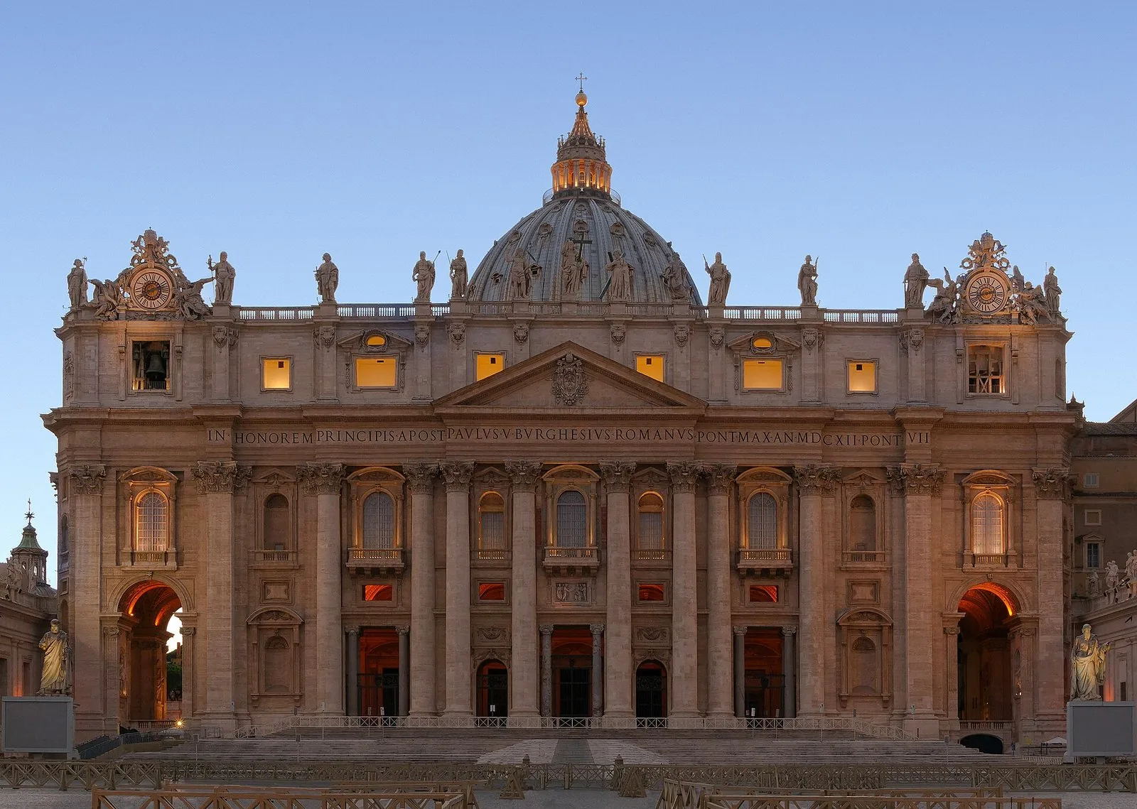 La facciata della Basilica di San Pietro in Vaticano illuminata all'ora blu