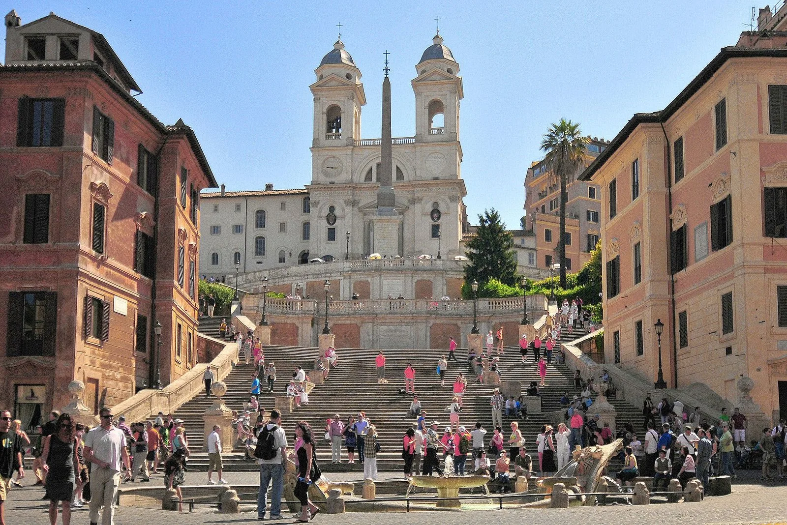 La scalinata di Trinità dei Monti in Piazza di Spagna a Roma, affollata di visitatori