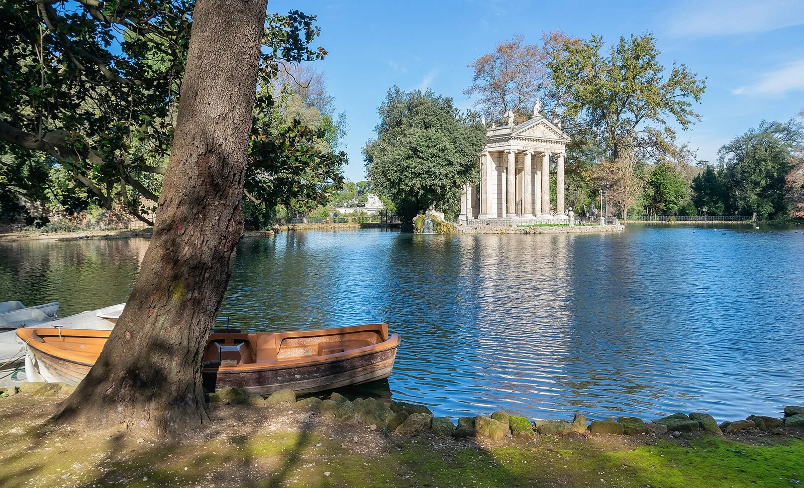 Il laghetto di Villa Borghese a Roma con il Tempio di Esculapio e le barche a riva
