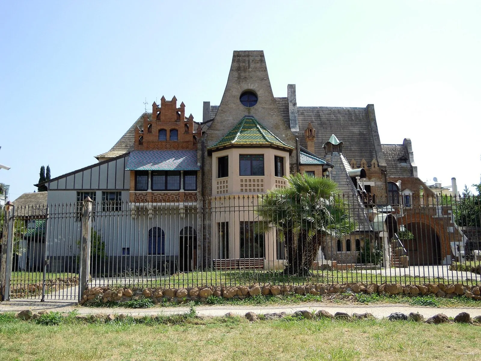La Casina delle Civette di Villa Torlonia a Roma, edificio in stile liberty immerso nel parco